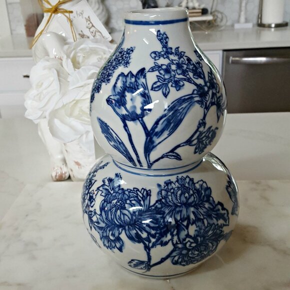 NEW! EXQUISITE Blue & White TOILE ORNATE VASE - Picture 2 of 4